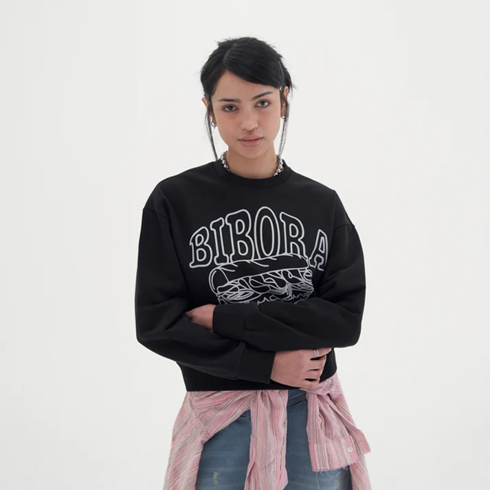 韓国ブランド「BIBORA」のSandwich crop sweatshirt PR
